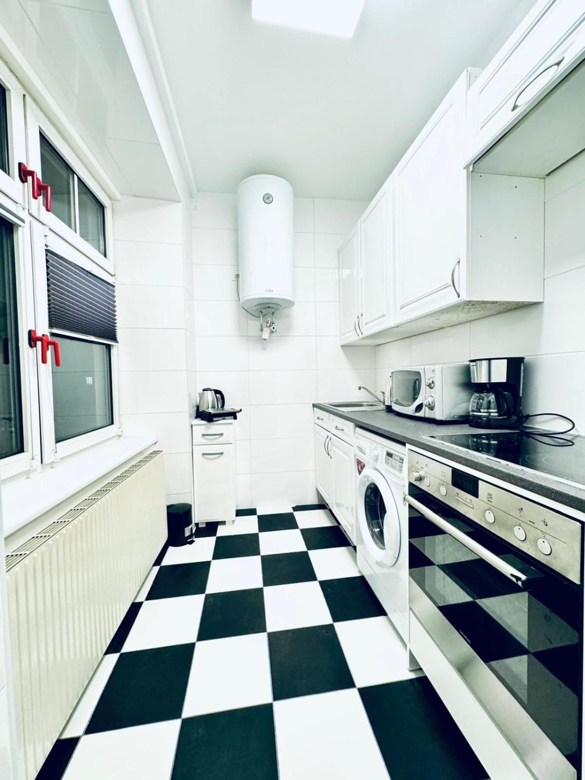 Bright Stay, 7br Shared Only 13min To Belvedere Palace
