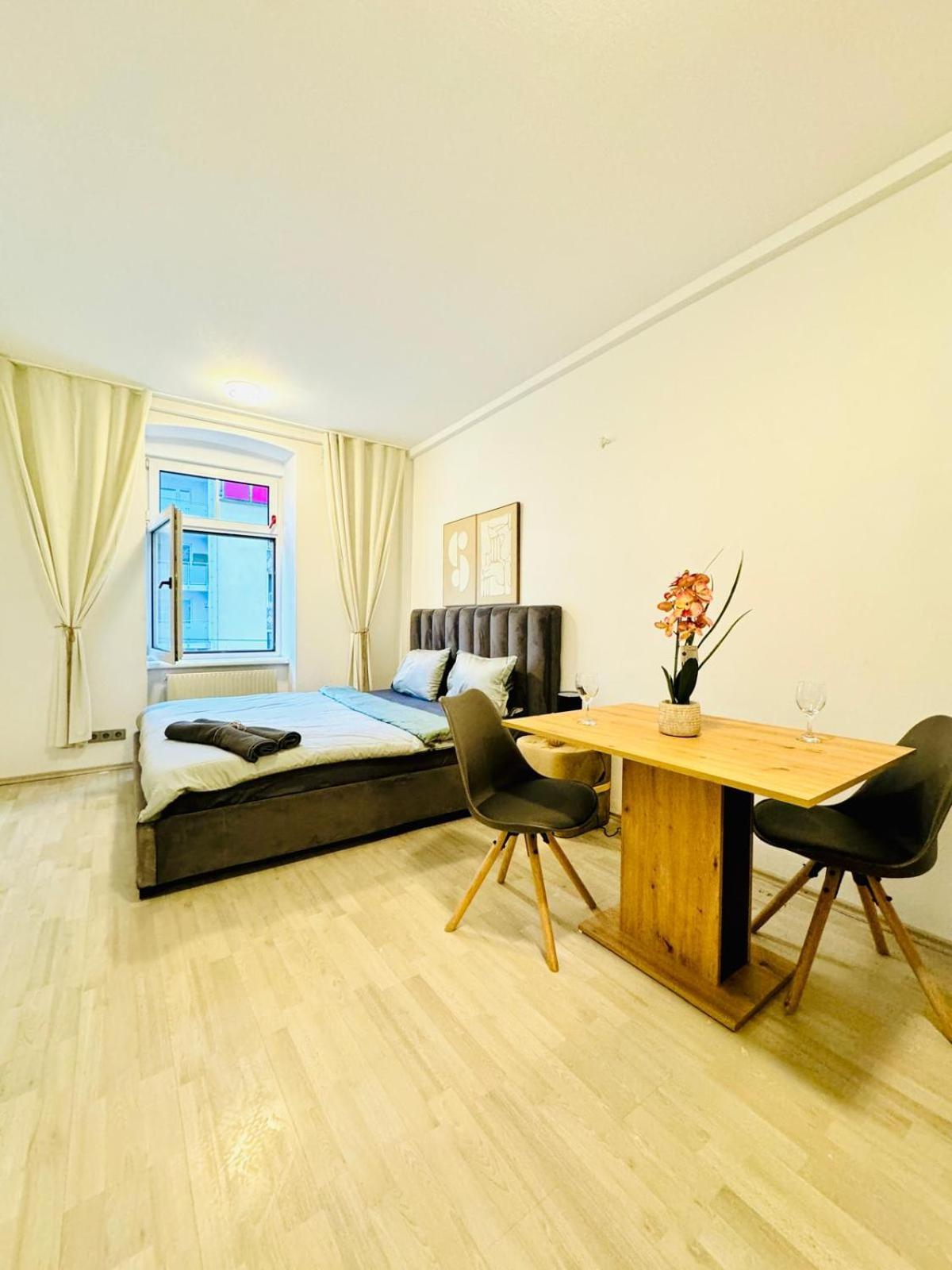 Bright Stay, 7br Shared Only 13min To Belvedere Palace