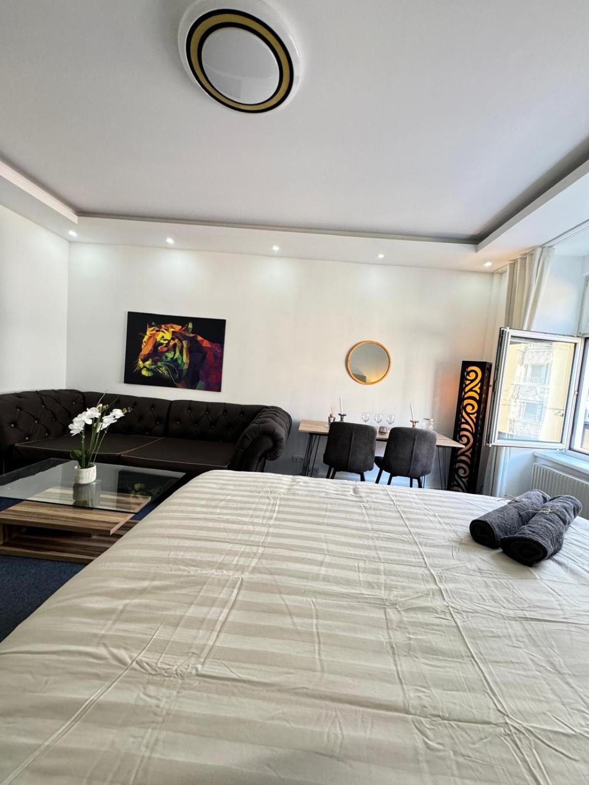 Bright Stay, 7br Shared Only 13min To Belvedere Palace Apartment *