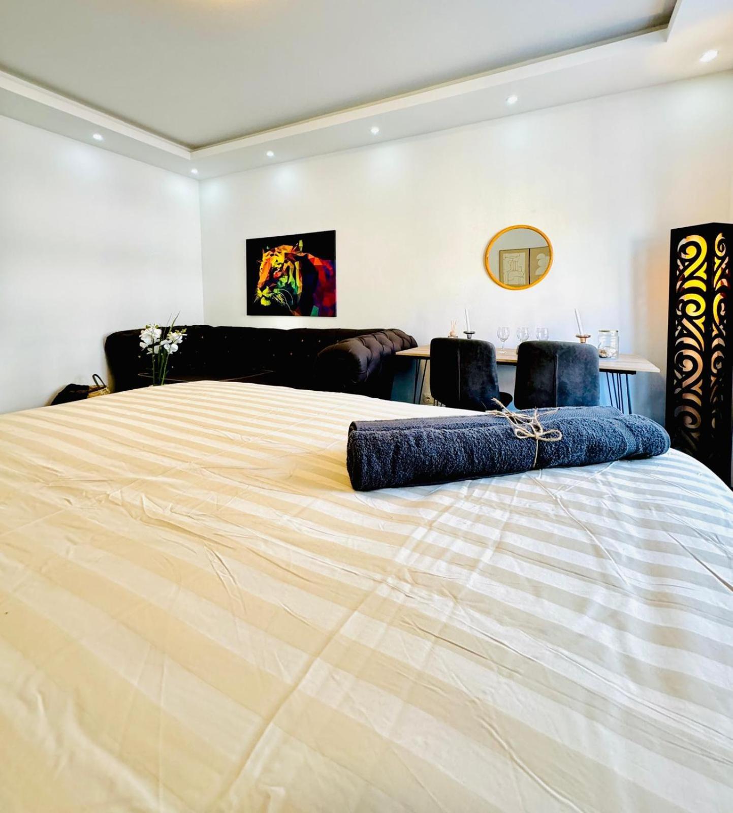Bright Stay, 7br Shared Only 13min To Belvedere Palace Apartment *